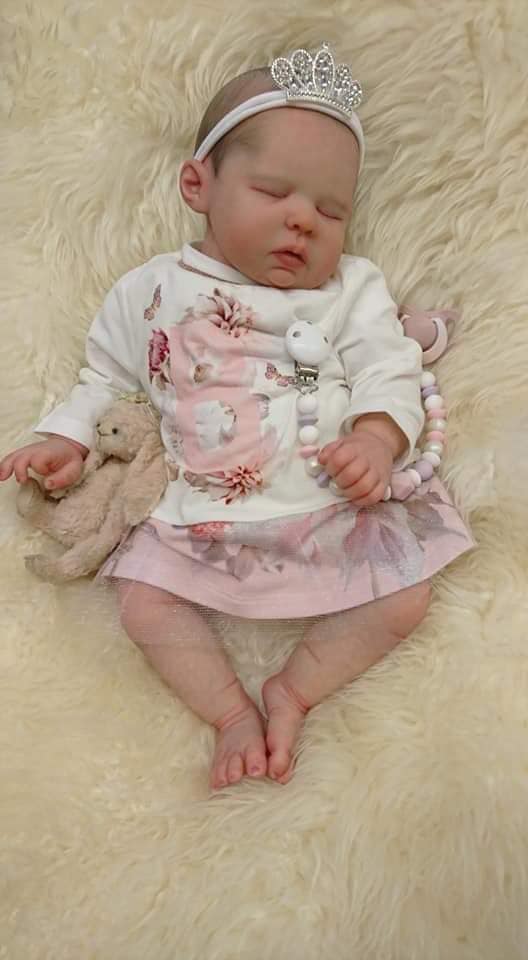 Kit - Etta by Sienna Kuhlstrom Ahlgren  19" 3
